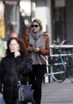 Amsterdam 16 maart 2010
Doutzen Kroes in Amsterdam. Haar vriend Sunnery James komt bij het amerikaanse consulaat blij naar buiten omdat een werkvisum voor Amerika heeft gekregen.
Peter Smulders bv