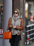 Amsterdam 16 maart 2010
Doutzen Kroes in Amsterdam. Haar vriend Sunnery James komt bij het amerikaanse consulaat blij naar buiten omdat een werkvisum voor Amerika heeft gekregen.
Peter Smulders bv