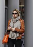 Amsterdam 16 maart 2010
Doutzen Kroes in Amsterdam. Haar vriend Sunnery James komt bij het amerikaanse consulaat blij naar buiten omdat een werkvisum voor Amerika heeft gekregen.
Peter Smulders bv