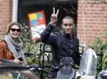 Amsterdam 16 maart 2010
Doutzen Kroes in Amsterdam. Haar vriend Sunnery James komt bij het amerikaanse consulaat blij naar buiten omdat een werkvisum voor Amerika heeft gekregen.
Peter Smulders bv