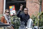 Amsterdam 16 maart 2010
Doutzen Kroes in Amsterdam. Haar vriend Sunnery James komt bij het amerikaanse consulaat blij naar buiten omdat een werkvisum voor Amerika heeft gekregen.
Peter Smulders bv