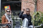 Amsterdam 16 maart 2010
Doutzen Kroes in Amsterdam. Haar vriend Sunnery James komt bij het amerikaanse consulaat blij naar buiten omdat een werkvisum voor Amerika heeft gekregen.
Peter Smulders bv