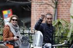 Amsterdam 16 maart 2010
Doutzen Kroes in Amsterdam. Haar vriend Sunnery James komt bij het amerikaanse consulaat blij naar buiten omdat een werkvisum voor Amerika heeft gekregen.
Peter Smulders bv