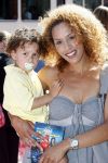 Amsterdam 4 juli 2009
Premiere van Mega Mindy in Tuschinski. Glennis Grace met zoon Anthony
Peter Smulders bv
