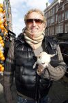 Amsterdam 6 maart 2010
Gordon met zijn hondje op de pc. Gordon verbergt zich achter zijn arm.
Peter Smulders bv