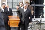 Amsterdam 17 maart 2010
De kist van hans v Mierlo wordt van zijn huis naar de rode hoed gebracht. Zijn vrouw Connie palmen en zijn kinderen zijn daarbij aanwezig.
Peter Smulders bv
