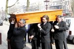Amsterdam 17 maart 2010
De kist van hans v Mierlo wordt van zijn huis naar de rode hoed gebracht. Zijn vrouw Connie palmen en zijn kinderen zijn daarbij aanwezig.
Peter Smulders bv