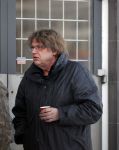 Amsterdam 12 januari 2010
Henk Westbroek drinkt kopje koffie en rookt sigaret op straat.
Peter Smulders bv