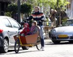 Amsterdam 6 maart 2010
Kluun met zijn kinderen op de bakfiets in amsterdam.
Peter Smulders bv