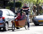 Amsterdam 6 maart 2010
Kluun met zijn kinderen op de bakfiets in amsterdam.
Peter Smulders bv