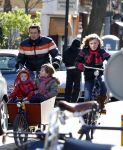Amsterdam 6 maart 2010
Kluun met zijn kinderen op de bakfiets in amsterdam.
Peter Smulders bv
