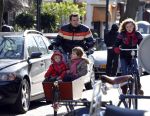 Amsterdam 6 maart 2010
Kluun met zijn kinderen op de bakfiets in amsterdam.
Peter Smulders bv