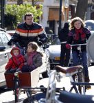 Amsterdam 6 maart 2010
Kluun met zijn kinderen op de bakfiets in amsterdam.
Peter Smulders bv