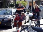 Amsterdam 6 maart 2010
Kluun met zijn kinderen op de bakfiets in amsterdam.
Peter Smulders bv