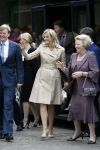 Apeldoorn 6 juni 2009
De koninklijke familie bezoekt paleis het Loo een maand na de aanslag. Koningin Beatrix met Prins Willem Alexander en Prinses Maxima
Peter Smulders bv