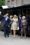 Apeldoorn 6 juni 2009
De koninklijke familie bezoekt paleis het Loo een maand na de aanslag. Koningin Beatrix met Prins Willem Alexander en Prinses Maxima
Peter Smulders bv