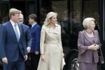 Apeldoorn 6 juni 2009
De koninklijke familie bezoekt paleis het Loo een maand na de aanslag. Koningin Beatrix met Prins Willem Alexander en Prinses Maxima
Peter Smulders bv