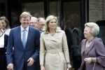 Apeldoorn 6 juni 2009
De koninklijke familie bezoekt paleis het Loo een maand na de aanslag. Koningin Beatrix met Prins Willem Alexander en Prinses Maxima
Peter Smulders bv