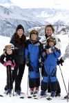 Blatten 23 februari 2010
Marco en Leontien Borsato op skivakantie met hun kinderen Luca Senna en Jada. Ook Armando Vanessa en Chiara Borsato zijn erbij . Moeder Mary was er ook bij.
Peter Smulders bv