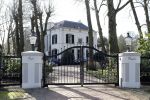 Huizen 7 maart 2010
Linda de Mol haar huis wordt verbouwt. Sander Vahle komt de kinderen halen met zijn Range Rover.
Peter Smulders bv