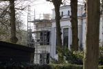 Huizen 7 maart 2010
Linda de Mol haar huis wordt verbouwt. Sander Vahle komt de kinderen halen met zijn Range Rover.
Peter Smulders bv