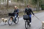 Huizen 13 maart 2010
Jeroen Rietbergen en Linda de Mol met de honden van Linda 
Peter Smulders bv