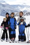 Blatten 23 februari 2010
Marco en Leontien Borsato op skivakantie met hun kinderen Luca Senna en Jada. Ook Armando Vanessa en Chiara Borsato zijn erbij . Moeder Mary was er ook bij.
Peter Smulders bv