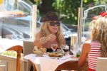 Cannes, 18 Juli 2009
Patricia Paay met haar dochter Christina Curry shoppend, wandelend en tijdens de lunch.
Foto Peter Smulders BV