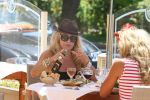 Cannes, 18 Juli 2009
Patricia Paay met haar dochter Christina Curry shoppend, wandelend en tijdens de lunch.
Foto Peter Smulders BV