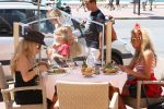 Cannes, 18 Juli 2009
Patricia Paay met haar dochter Christina Curry shoppend, wandelend en tijdens de lunch.
Foto Peter Smulders BV