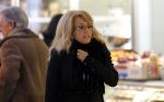 Amsterdam 20 januari 2010
Patricia Paay doet met bril boodschappen op de cornelis schuytstraat.
Peter Smulders bv
