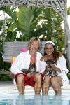 Ibiza 11 juli 2009
Patty Brard met vriend Antoine en hun 2 hondjes bij haar huis op ibiza.
Peter Smulders bv