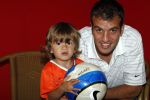 Beverwijk 13 juni 2009
Rafael v d Vaart met Sylvie en Damian bij het straatvoetbaltournooi dat zijn naam draagt.
Peter Smulders bv