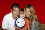 Beverwijk 13 juni 2009
Rafael v d Vaart met Sylvie en Damian bij het straatvoetbaltournooi dat zijn naam draagt.
Peter Smulders bv