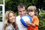 Beverwijk 13 juni 2009
Rafael v d Vaart met Sylvie en Damian bij het straatvoetbaltournooi dat zijn naam draagt.
Peter Smulders bv