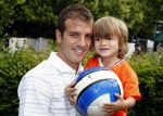 Beverwijk 13 juni 2009
Rafael v d Vaart met Sylvie en Damian bij het straatvoetbaltournooi dat zijn naam draagt.
Peter Smulders bv