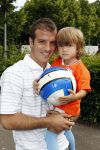 Beverwijk 13 juni 2009
Rafael v d Vaart met Sylvie en Damian bij het straatvoetbaltournooi dat zijn naam draagt.
Peter Smulders bv