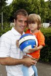 Beverwijk 13 juni 2009
Rafael v d Vaart met Sylvie en Damian bij het straatvoetbaltournooi dat zijn naam draagt.
Peter Smulders bv