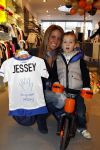 Amsterdam 6 maart 2010
Ramona Streekstra mat haar zoontje Jessey Sneijders bij azzuro kids ivm Orange Babies aktie.
Peter Smulders bv