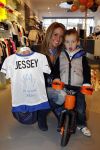 Amsterdam 6 maart 2010
Ramona Streekstra mat haar zoontje Jessey Sneijders bij azzuro kids ivm Orange Babies aktie.
Peter Smulders bv