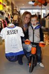 Amsterdam 6 maart 2010
Ramona Streekstra mat haar zoontje Jessey Sneijders bij azzuro kids ivm Orange Babies aktie.
Peter Smulders bv