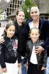 Kaatsheuvel 2 augustus 2009
Premiere show in de efteling. Roan X factor met vrouw en dochters
Peter Smulders bv