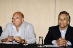 Amsterdam 1 juli 2009
Robert Schoemacher en zijn vader Matthijs tijdens persconferentie in het hilton hotel waar ze bekendmaken dat de familie Malenstein van de Bergmann kliniek 
hun kliniek overgenomen heeft.  Wel blijven ze werken voor hen.
Peter Smulders bv