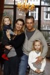 Den Haag 14 maart 2010
Robert Schoemacher met zijn dochters Livia en en Andjelica en vrouw Claudia en zijn ex vriendin Anja bij hem thuis.
Peter Smulders bv