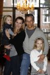 Den Haag 14 maart 2010
Robert Schoemacher met zijn dochters Livia en en Andjelica en vrouw Claudia en zijn ex vriendin Anja bij hem thuis.
Peter Smulders bv