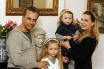Den Haag 14 maart 2010
Robert Schoemacher met zijn dochters Livia en en Andjelica en vrouw Claudia en zijn ex vriendin Anja bij hem thuis.
Peter Smulders bv