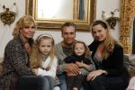 Den Haag 14 maart 2010
Robert Schoemacher met zijn dochters Livia en en Andjelica en vrouw Claudia en zijn ex vriendin Anja bij hem thuis.
Peter Smulders bv