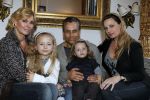 Den Haag 14 maart 2010
Robert Schoemacher met zijn dochters Livia en en Andjelica en vrouw Claudia en zijn ex vriendin Anja bij hem thuis.
Peter Smulders bv