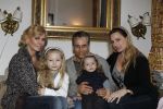 Den Haag 14 maart 2010
Robert Schoemacher met zijn dochters Livia en en Andjelica en vrouw Claudia en zijn ex vriendin Anja bij hem thuis.
Peter Smulders bv