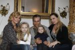 Den Haag 14 maart 2010
Robert Schoemacher met zijn dochters Livia en en Andjelica en vrouw Claudia en zijn ex vriendin Anja bij hem thuis.
Peter Smulders bv
